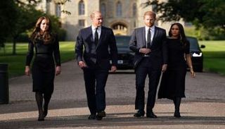 الأميران وليان وهاري مع زوجتيهما 