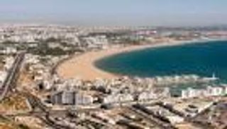 حافي القدمين.. فرنسي يثير الشكوك في أغادير المغربية