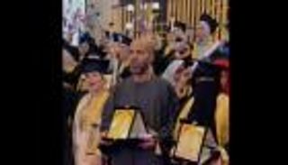 لحظات مؤثرة.. مصري يتسلم تكريم ابنته المتوفاة في حفل تخرجها (فيديو)