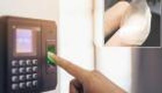 زوَّروا بصمة الدوام.. إحالة 100 موظف حكومي بالكويت للمحاكمة