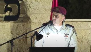 أمير برعام خلال إلقاء كلمته