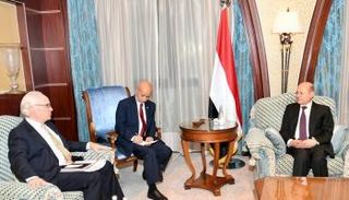 العليمي خلال لقاءه المبعوث الأمريكي إلى اليمن