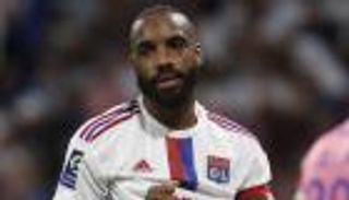 بصوت "ميكي ماوس".. نجم أرسنال السابق يثير الجدل في الدوري الفرنسي (فيديو)