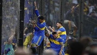 فرحة لاعبي بوكا جونيورز مع الجماهير