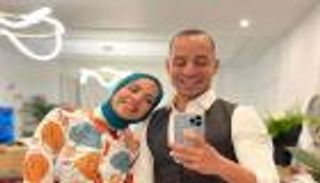 عمرو وهبة يحتفل بعيد زواجه الـ16: "مراتي رجولة وبتصرف على البيت"