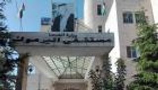 "جن جنونه".. أردني يطعن كادر وأمن مستشفى بعد وفاة والدته