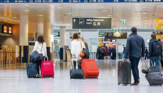 مسافرون في أحد مطارات أوروبا - أرشيفية