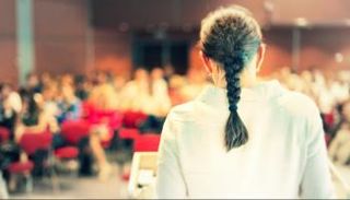 أستاذة جامعية تشرح محاضرة - أرشيفية