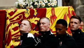 جنود يحملون بسكينة نعش الملكة إليزابيث