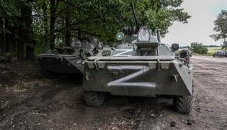 آليات عسكرية روسية تحمل الرمز