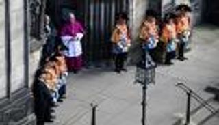 نعش إليزابيث يصل إلى كاتدرائية إدنبرة.. صلاة ووداع ومظاهرة حب