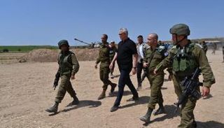بيني جانتس وسط جنود إسرائيليين -أرشيفية