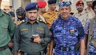 العميد أبو مشعل الكازمي في شمال الصورة 