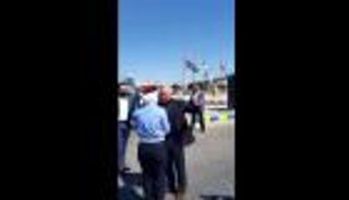 ملك الأردن يوقف موكبه ليتحدث مع الشرطية علا الجالودي.. ما السبب؟ (فيديو)