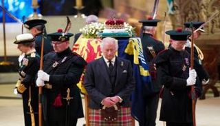 جانب من وصول نعش الملكة إليزابيث الثانية إلى كاتدرائية 