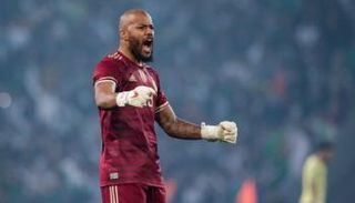 رايس مبولحي حارس مرمى منتخب الجزائر