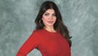 ياسمين الخطيب في إطلالة جريئة.. أزرق وتاتو وميني دريس