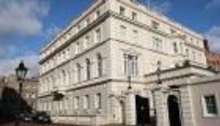 "قصر باكنجهام" أم "كلارنس هاوس".. أي مقر يفضل ملك بريطانيا؟