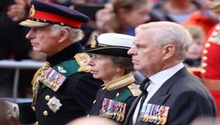 الملك تشارلز والأميرة آن والأمير أندرو يسيرون خلف النعش