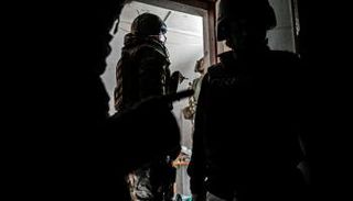 جنود أوكرانيون يحتمون من هجوم في دونيتسك 