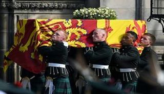 التابوت الذي يحوي جثمان الملكة إليزابيث