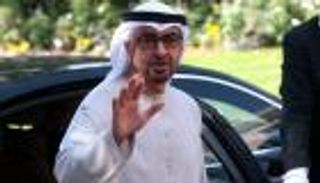 محمد بن زايد يتسلم دعوة لحضور القمة العربية بالجزائر 