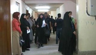 مراجعون في قضايا زواج وطلاق عند إحدة المحاكم العراقية