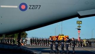 نعش الملكة إليزابيث ينقل إلى الطائرة