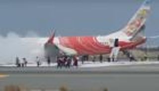 بالفيديو.. اندلاع حريق بطائرة هندية في مطار مسقط وإجلاء ركابها