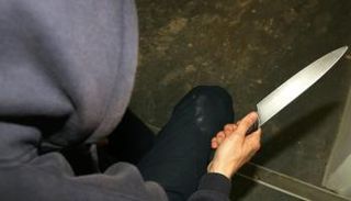 قاتل يستعد لذبح الضحية- تعبيرية