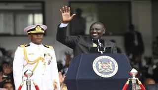 رئيس كينيا وليام روتو يلوح بالحشود في مركز موي الدولي للرياضة - أ ف ب