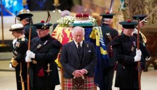 الملك تشارلز الثالث أمام نعش الملكة إليزابيث