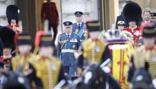 الملك تشارلز مع أفراد العائلة المالكة خلف نعش الملكة الراحلة