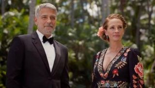 جورج كلوني وجوليا روبرتس في مشهد من الفيلم