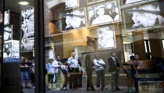 طوابير من المشعينيين انتظارا للمرور أمام نعش الملكة- رويترز