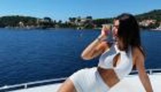 ماريا طقطوق.. ابنة دانييلا سمعان زوجة فابريجاس رائدة "الصور الساخنة"