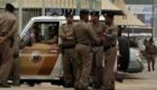 القبض على سعوديين اعتديا جنسيا على شخص.. "استدرجاه عبر الإنترنت"