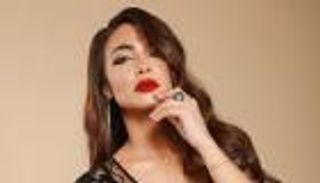 دوللي شاهين ترد على المنتقدين لجرأة إطلالاتها: "لا أخشى إلا الله"