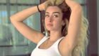 صور هنا الزاهد.. إطلالة كاجوال وبطن مكشوفة