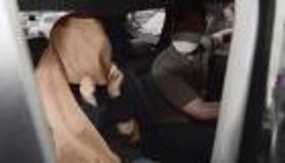 قتلت طفليها ووضعت جثتيهما في شنطة.. وباعتها في المزاد