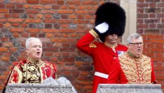 دوق نورفولك على اليمين