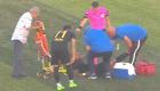 حدث في تركيا.. مسعف يسقط لاعبا من نقالة المصابين (فيديو)