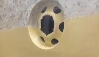 فتحة الجدار التي يدعي صاحبها أنها تمنح البركة للأطفال