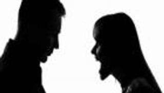 مصري يقاضي زوجته: تخيفني بعضلاتها