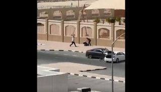 لقطة من فيديو اعتداء الرجل على زوجته 