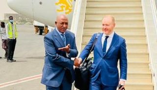 السفير الأمريكي الجديد جون جودفري لدى وصوله السودان