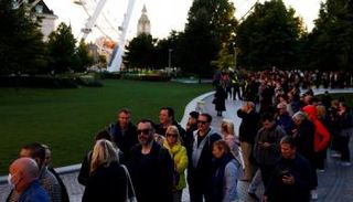 بريطانيون ينتظرون في حدائق اليوبيل لوداع الملكة