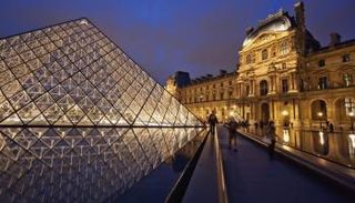  أنوار هرم اللوفر ستطفىء أيضا الساعة 11 مساء بدلا من الأولى صباحا