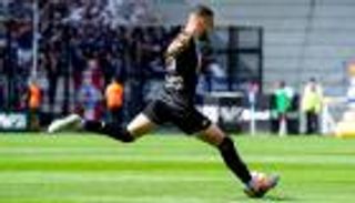 بن طالب يحتفل بالعودة لمنتخب الجزائر بهدف صاروخي (فيديو)