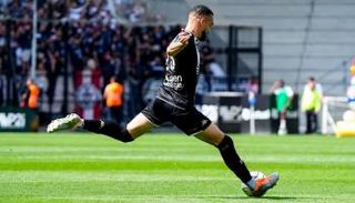 نبيل بن طالب نجم منتخب الجزائر وفريق أنجيه